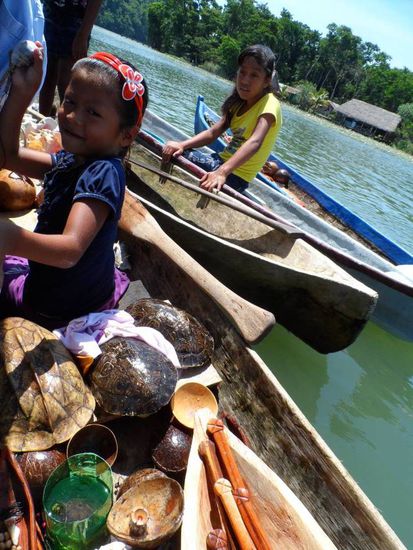 Leider verkaufen die hier viele geschuetzte Tier- und Pflanzenarten wie Schildkroetenpanzer (siehe Foto) und Korallen etc.