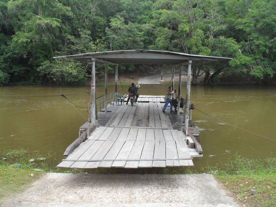 Dann mit der Faehre uebersetzen (der nette Herr auf dem Moped ist von der Touristenpolizei) und dann noch 2km zu Fuss (leider bergauf)