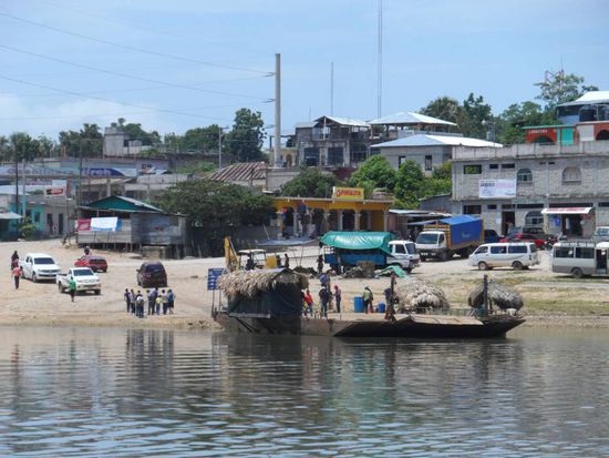 Zwischendurch musste ein Fluss mit einer super lustigen Faehre ueberquert werden