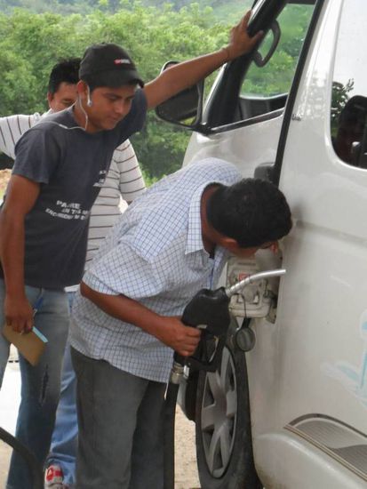 Nachschauen wieviel Sprit noch reingeht und dann schaukelt der hintere den Bus.......Das Tanken hat eine Ewigkeit gedauert da immer fuer ca. 20cent Sprit getankt wurde, Flasche rein, ok da geht noch was, schaukeln, fuer 20cent Sprit tanken, Flasche rein.......