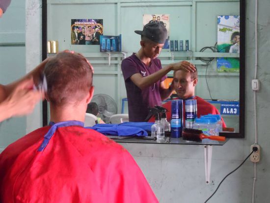 Zwischendurch noch schnell mal Haare schneiden lassen (1Euro). Der coolste Stuhl war aber leider schon besetzt 