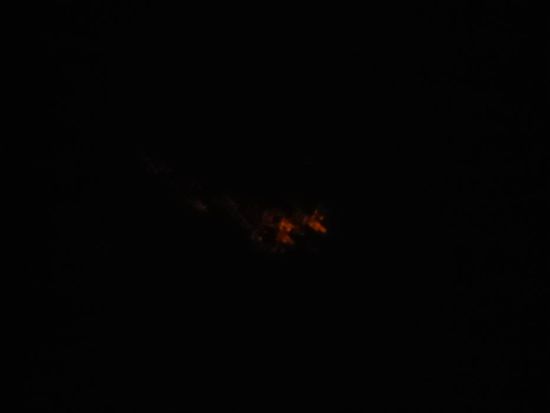 Kaum zu erkennen aber ja das ist Lava