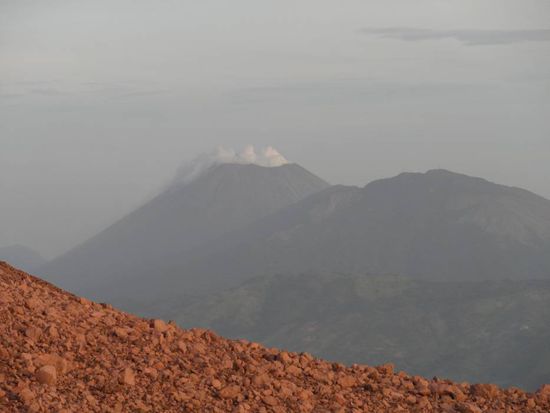 und noch ein weiterer aktiver Vulkan im Hintergrund