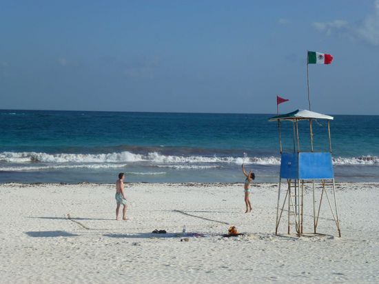 Federball am Strand - achtet mal bitte auf die Fahnen und dann auf die Stelle wo der nette Typ sich hingestellt hat und jetzt ratet mal wer alle 5 Sekunden den Ball holen durfte....