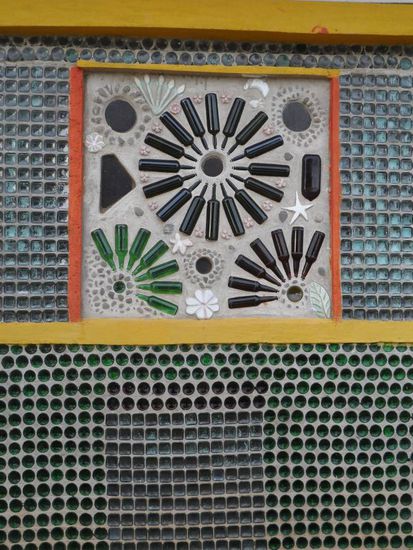 Huette aus alten Glasflaschen