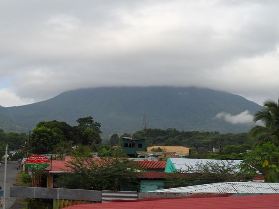 Vulkan hinter Wolken und Nebel