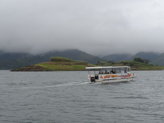 Langsam lassen wir den Nebel und Regen von La Fortuna hinter uns