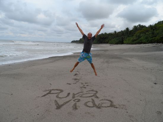 Pura vida bedeutet eigentlich so viel wie "das pure Leben" wird aber in Costa Rica zu jeder Gelegenheit verwendet