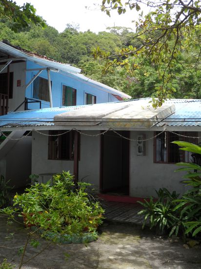 The day after - die nassen Matratzen werden auf dem Dach getrocknet.