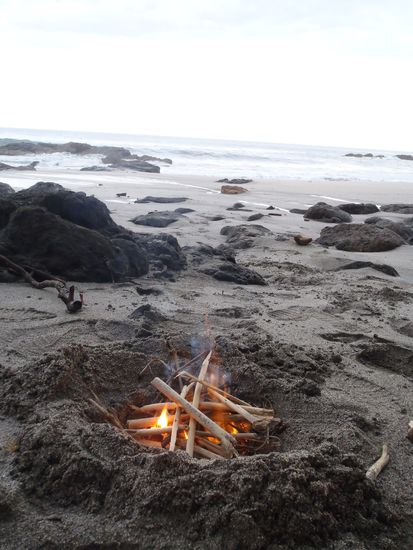 Ein kleines Lagerfeuer am Strand, im Hintergrund eine Affenfamilie, was will man mehr?