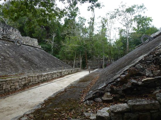 Ballspielplatz der Maya - Ziel des Spiels war es einen Ball durch den gegnerischen Ring (oben links bzw. rechts) zu kicken. Gespielt wurde jedoch nur mit der Huefte und den Schultern (Haende und Fuesse waren tabu). Anschliessend wurde die Verliermannschaft den Göttern geopfert wurde (kein Scherz!).