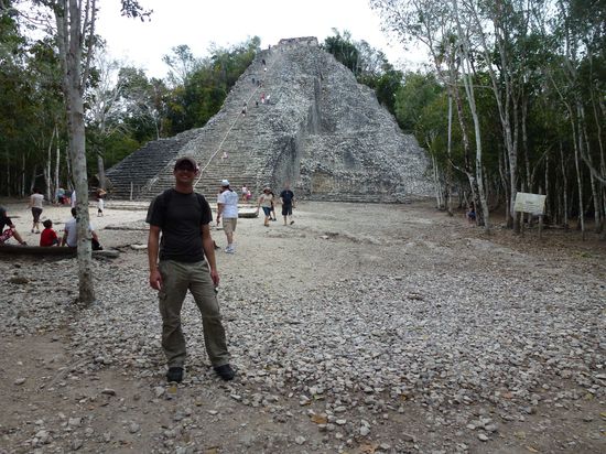 Rauf geht es - immerhin 42m hoch! Wahnsinn wie die Maya das damals hinbekommen haben.