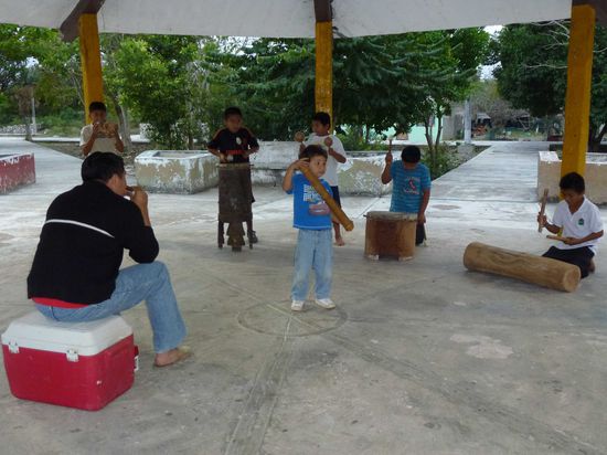 traditionelle Musik auf dem Dorfplatz