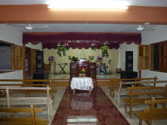 Eine von mehreren Kirchen. Die haben alle ein Schlagzeug etc. da stehen - wuerde mal gerne so eine Messe miterleben, ist bestimmt witzig.