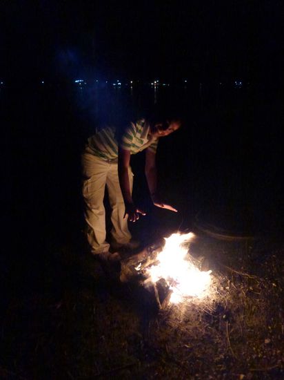 Wir haben dann noch ein Lagerfeuer gemacht und uns alles drei darueber gefreut das der Abend nicht so langweilig geendet hat wie erwartet.