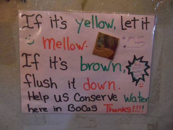 Hinweisschild im Bad des Hostels