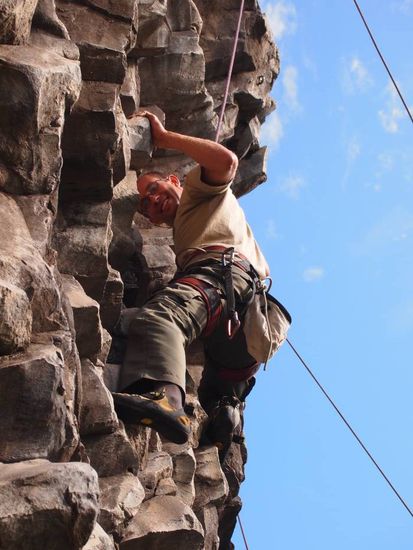Da habe ich noch gut lachen. Diese Route (5.11b = UIAA 8-) ist dann doch zu viel fuer mich. 2m vor dem Ziel gibt es einfach kein Weiterkommen fuer mich. Der untere Teil hat einfach zu viel Kraft gekostet.