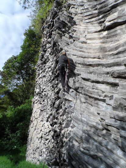 Oefter mal was Neues: Christian (Deutscher der seit ueber 10 Jahren in Panama lebt) klettert free solo (also ohne Sicherung) in Turnschuhen (!!!!) und hat dabei noch die Seile dabei um die Routen fuer uns als Toprope einzurichten - crazy 