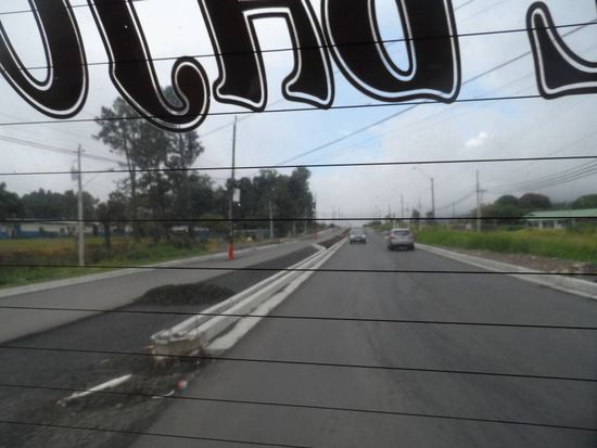 Man beachte den Strommast (einer von vielen) mitten auf der Gegenspur.