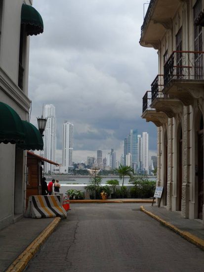 Blick von der Altstadt auf die Skyline