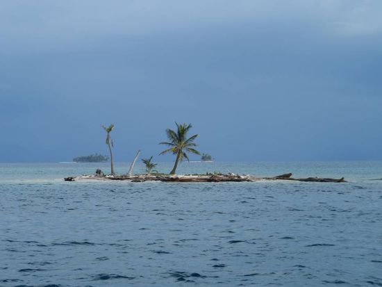 Die wahrscheinlich kleinste Insel die ich je gesehen habe. Aber immerhin mit 3 Palmen 