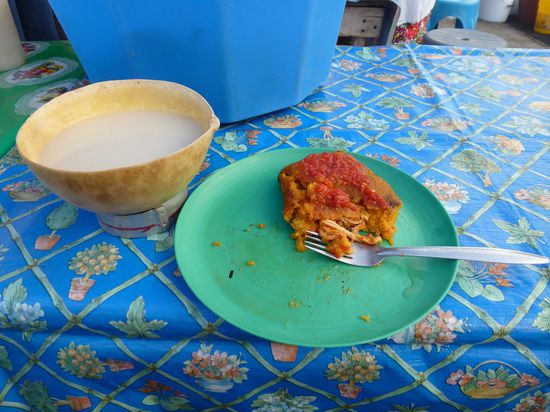 mexikanisches Fruestueck: Huehnchen mit Mais in Bananenblaettern gebraten und dazu ein sojamilchartiges Getraenk - lecker 