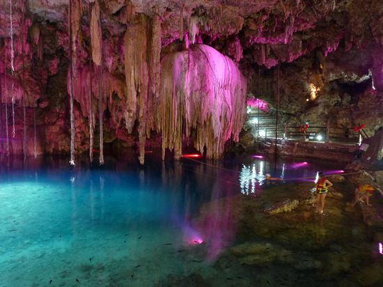 Die Cenoten in der Naehe von Valladolid waeren noch 1000mal schoener wenn die auf die bloede bunte Beleuchtung verzichten wuerden. Im minuetlichen Wechsel gelb, blau, gruen, rot, rosa.......
*Grrrrrrrrr*