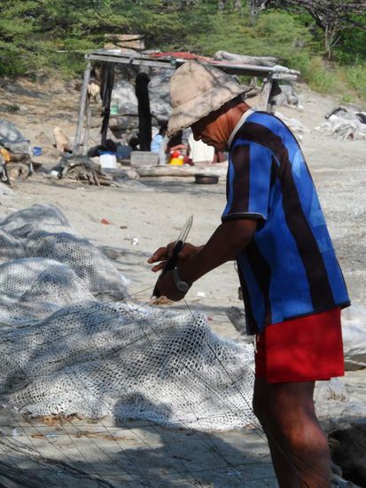Fischer beim reparieren seiner Netze