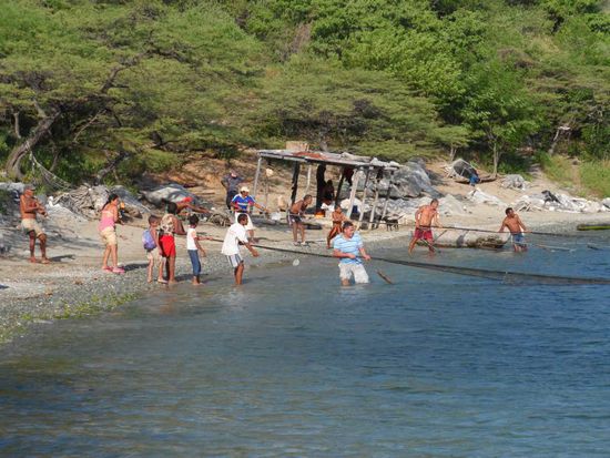 Fischer beim einholen ihres Netzes