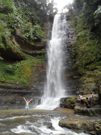 Wer mag kann sich abseilen - siehe das Maedel das sich ungefaehr in der Mitte des Wasserfalls befindet