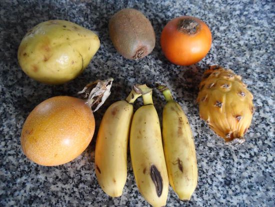 Obstsalat zum Fruehstueck. In Kolumbien gibt es ziemlich interessante Fruechte