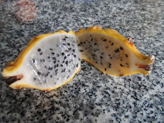 z.B. eine Mini Drachenfrucht, die aussen gelb ist und im Vergleich zu einer normalen Drachenfrucht extrem aromatisch ist