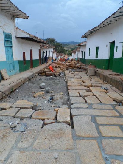 Strassenbau - Respekt, ich haette keinen Bock die Steine durch die Gegend zu schleppen