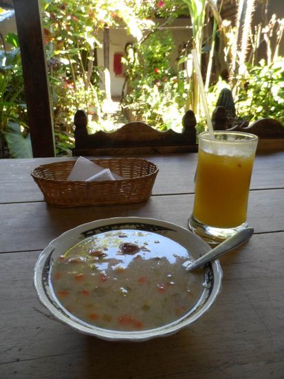 Suppe zur Vorspeise und einen Maracuja-Ananas-Saft - lecker