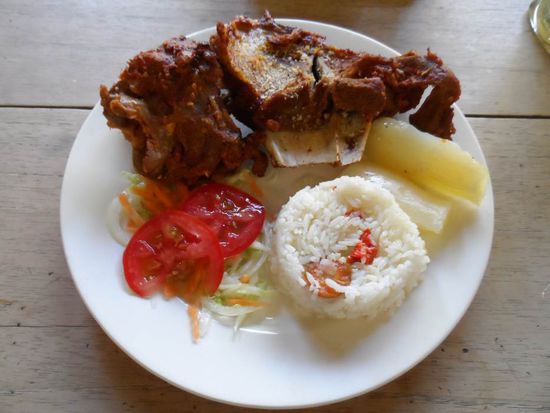 und dann die lokale Spezialitaet: Ziegenfleisch dazu Reis, Salat und Yuca - naja wird nicht mein Lieblingsessen