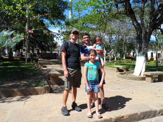 Zum Schluss wollen sie dann noch ein Erinnerungsfoto. Die hatten am Abend bestimmt was zu erzaehlen. Wir haben da einen Deutschen auf der Ladeflaeche mitgenommen......