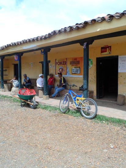 Die Herren haben schon ordentlich was getankt (siehe Kronkorken vor dem Laden)