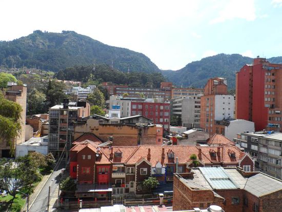 Blick aus dem Fenster auf die Stadt