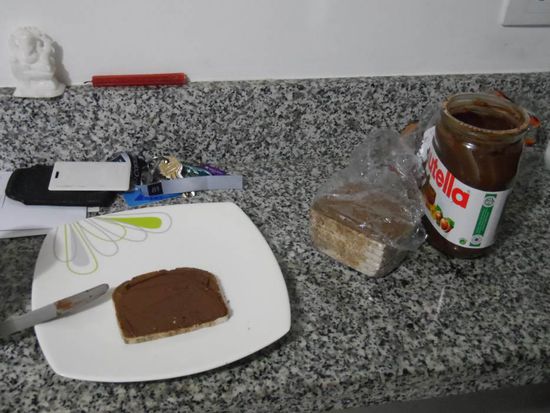 Bei einem deutschen Couchsurfing Gastgeber gab es natuerlich auch deutsches Fruehstueck: kolumbianisches Schwarzbrot und Nutella