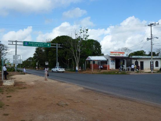 Das kleine weisse Zelt neben dem Haus ist die "Busstation"