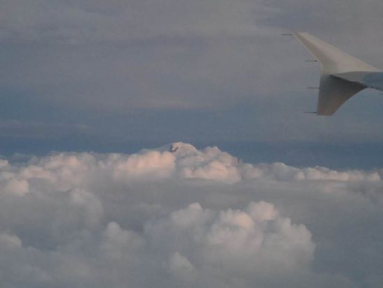schneebedeckter Berggipfel in den Wolken