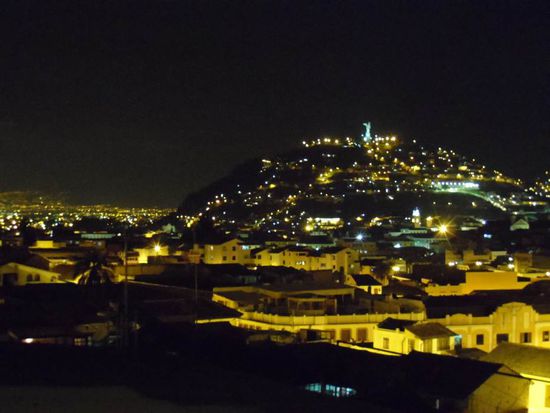 Ausblick von der Dachterasse des Hostels auf Quito