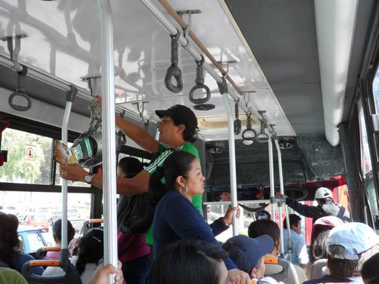 CD Verkaeufer im Bus