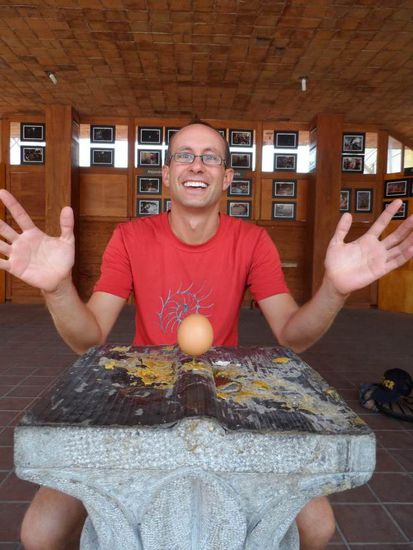 Geht angeblich nur am Aequator - ein Ei auf einem Nagelkopf balancieren. Gegenbeweise mit Foto bitte per Mail an mich 