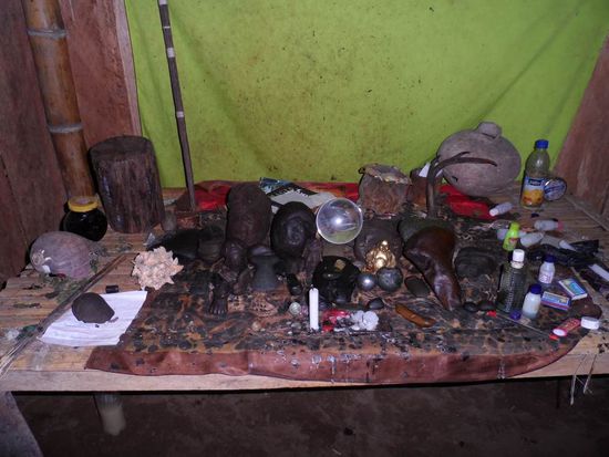 Gegenstaende die er fuer Rituale benoetigt