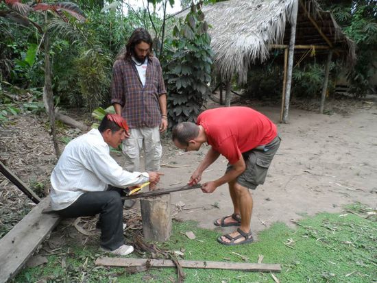 Bei dem harten Holz war auch mit der Saege meines schweizer Taschenmesser nix zu holen 
Aber es hat doch sehr zur Erheiterung bei getragen als ich ihm ein Taschenmesser mit Saege vorgefuehrt habe.