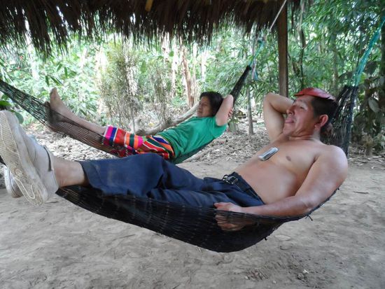 Alejandro und seine Frau Rosa chillen waehrend dessen in der Haengematte