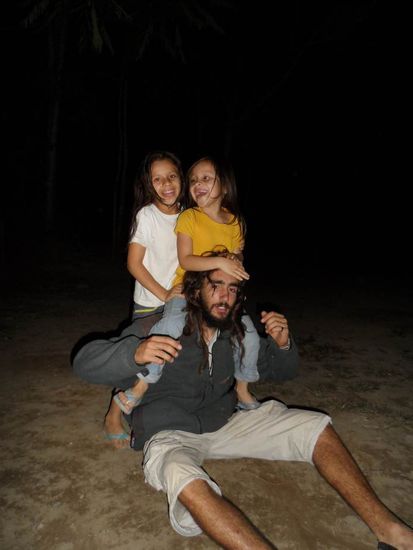 Santiago (Volunteer aus Argentinien) mit den Kids