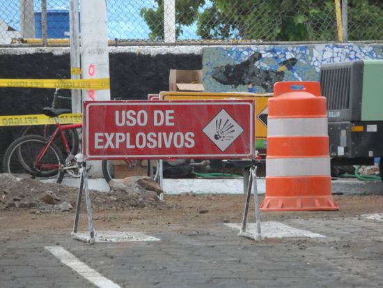 Kein Scherz - die benutzen Dynamit bei den Strassenbauarbeiten