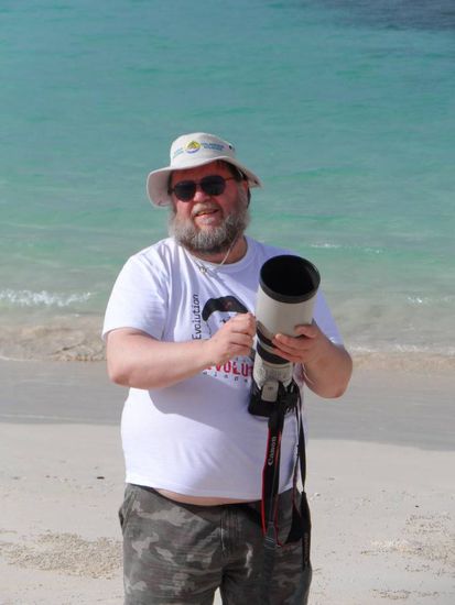 Der Typ hat eine Kamerausruestung im Wert von ueber 15.000€ mit sich herum geschleppt. Zum "Warm up" hat er ca. 1500 Fotos in einer Stunde geschossen. Tagesausbeuten lagen so bei 5000 - 8000.